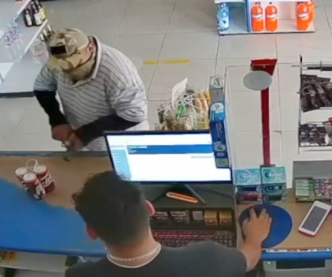 El hombre entró armado a la tienda.